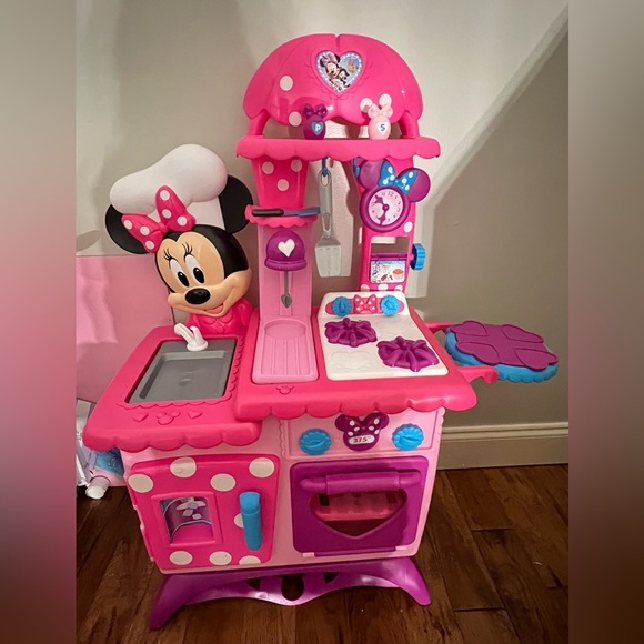 Minnie Kitchen - Picture 2 of 2